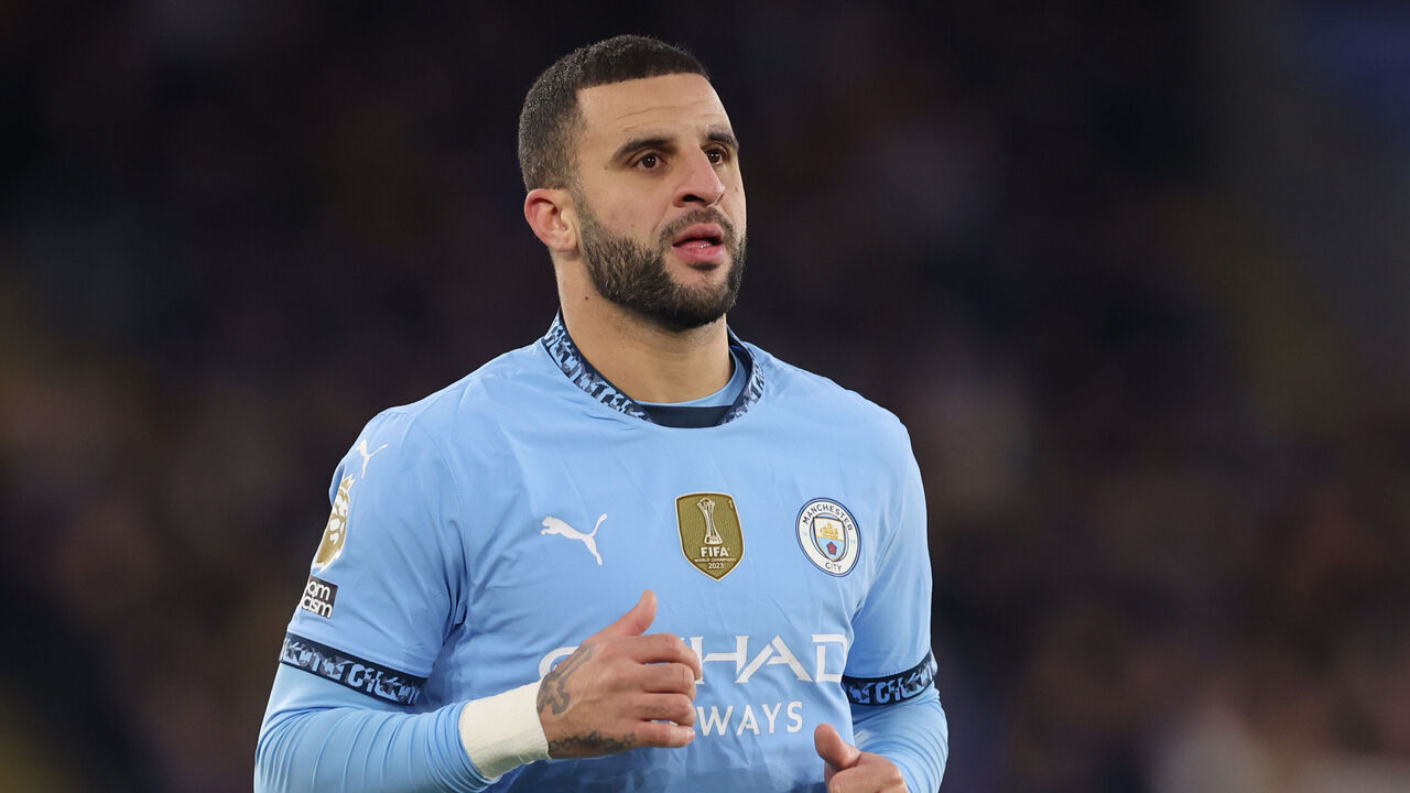 LEICESTER, ENGLAND - DECEMBER 29: Kyle Walker of Manchester City during the Premier League match between Leicester City FC and Manchester City FC at The King Power Stadium on December 29, 2024 in Leicester, England.