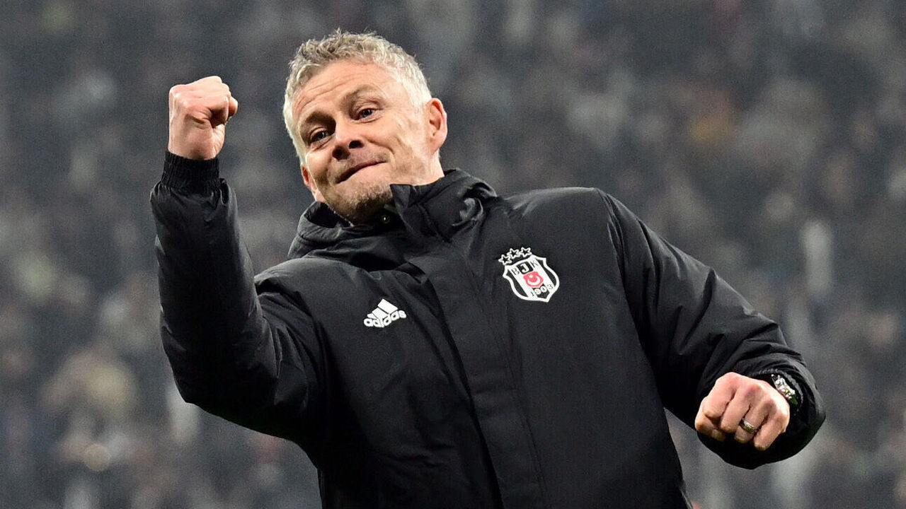 ISTANBUL, TURKIYE - JANUARY 22: Besiktas head coach Ole Gunnar Solskjaer greets the fans at the end of the UEFA Europa League 7th week match between Besiktas and Athletic Bilbao at Tupras Stadium in Istanbul, Turkiye on January 22, 2025.