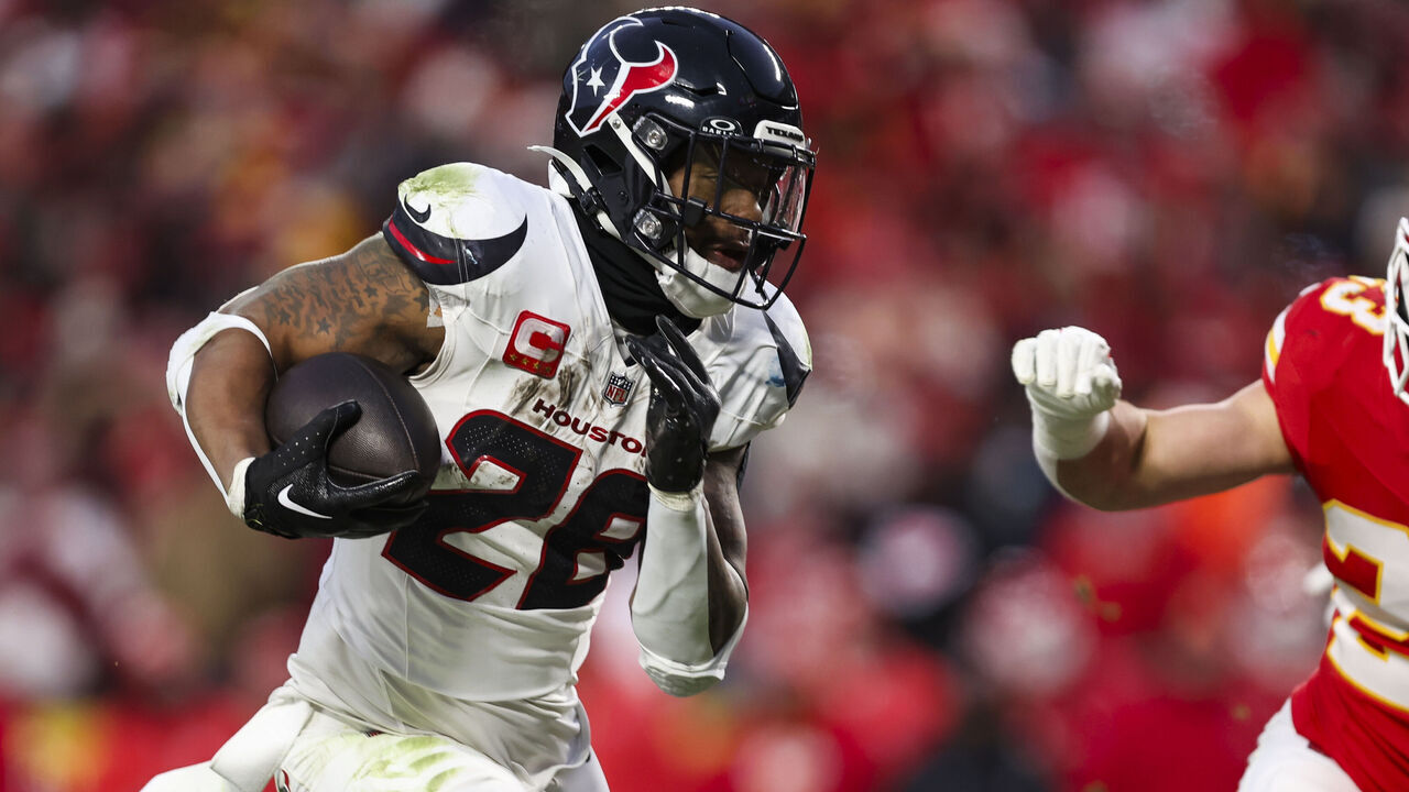 KANSAS CITY, MISSOURI - JANUARY 18: Joe Mixon #28 of the Houston Texans runs the ball during an NFL football AFC divisional playoff game against the Kansas City Chiefs at GEHA Field at Arrowhead Stadium on January 18, 2025 in Kansas City, Missouri.