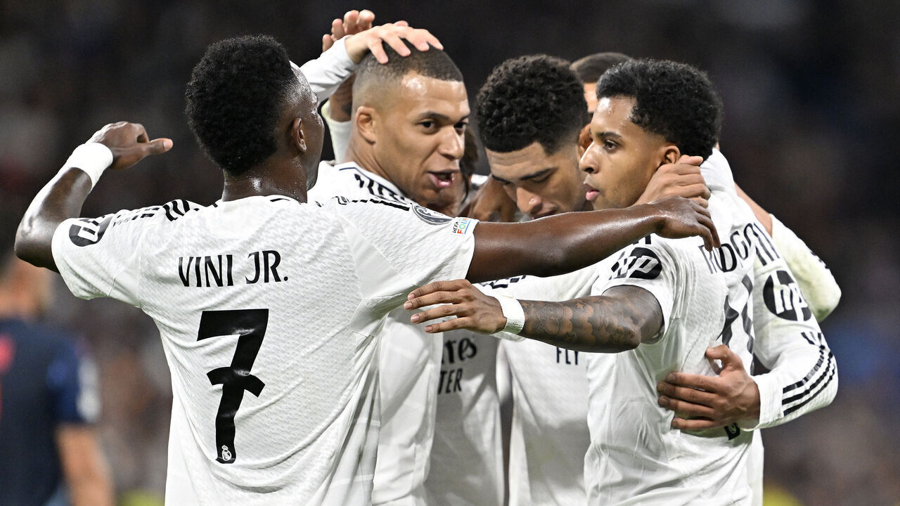 MADRID, SPAIN - JANUARY 22: Rodrygo Goes (R) of Real Madrid celebrates with teammates after scoring a goal during the UEFA Champions League 7th week match between Real Madrid and FC Red Bull Salzburg at Santiago Bernabeu stadium on January 22, 2025 in Madrid, Spain.