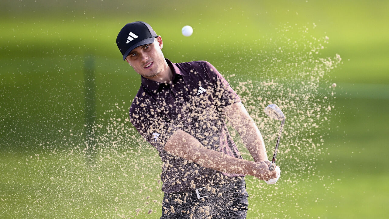 LA JOLLA, CALIFORNIA - JANUARY 22: Ludvig Aberg of Sweden hits out of a greenside bunker on the 10th hole during the first round of the Farmers Insurance Open 2025 at Torrey Pines North Course on January 22, 2025 in La Jolla, California.