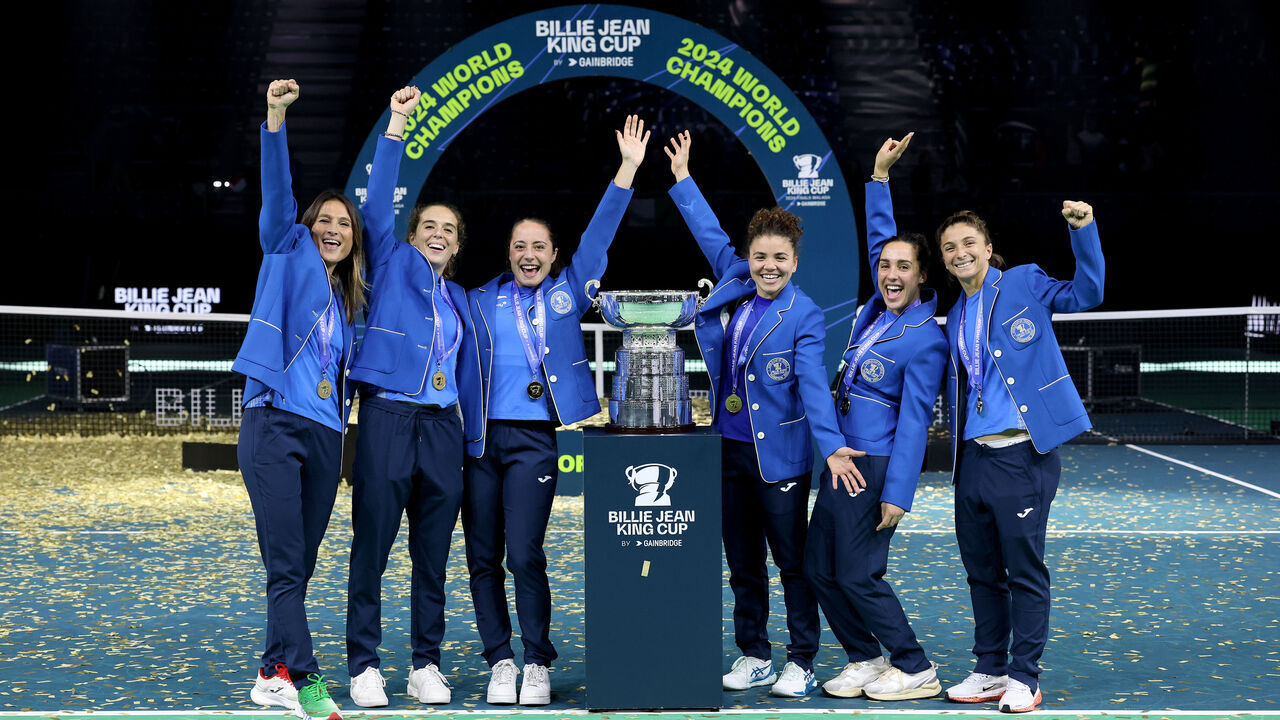 MALAGA, SPAIN - NOVEMBER 20: Team of Italy pose for a picture with the Billie Jean King Cup trophy during the trophy presentation after winning the Billie Jean King Cup Finals at Palacio de Deportes Jose Maria Martin Carpena on November 20, 2024 in Malaga, Spain.