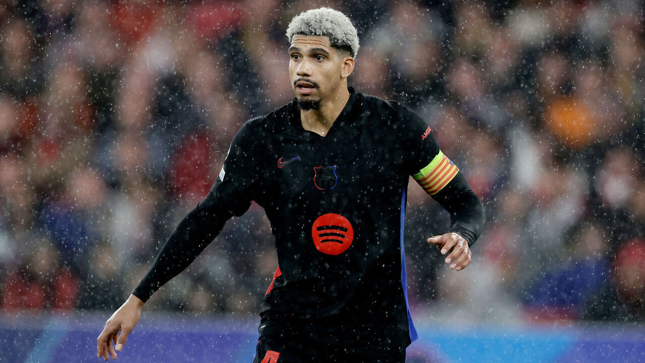 LISBON, PORTUGAL - JANUARY 21: Ronald Araujo of FC Barcelona during the UEFA Champions League match between Benfica v FC Barcelona at the Estadio Da Luz on January 21, 2025 in Lisbon Portugal