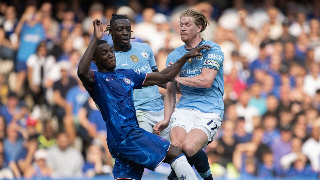 LONDON, ENGLAND - AUGUST 18: Kevin De Bruyne and Jeremy Doku of Manchester City battle for possession with Moises Caicedo of Chelsea during the Premier League match between Chelsea FC and Manchester City FC at Stamford Bridge on August 18, 2024 in London, England.