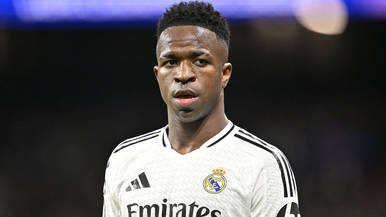 MADRID, SPAIN - JANUARY 22: Vinicius Junior of Real Madrid competes during the UEFA Champions League 7th week match between Real Madrid and FC Red Bull Salzburg at Santiago Bernabeu on January 22, 2025 in Madrid, Spain.