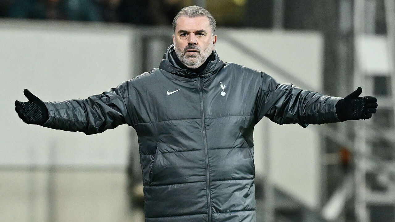 23 January 2025, Baden-Württemberg, Sinsheim: Soccer: Europa League, TSG 1899 Hoffenheim - Tottenham Hotspur, Preliminary Round, Matchday 7, PreZero Arena: Tottenham coach Ange Postecoglou gives instructions. Photo: Uwe Anspach/dpa