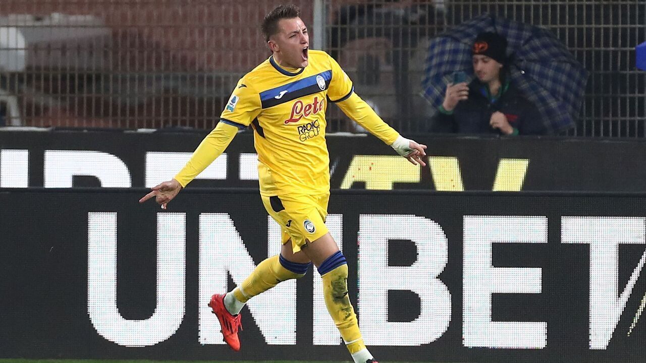 COMO, ITALY - JANUARY 25: Mateo Retegui of Atalanta BC celebrates after scoring their team's first goal during the Serie A match between Como 1907 and Atalanta BC at Stadio G. Sinigaglia on January 25, 2025 in Como, Italy.