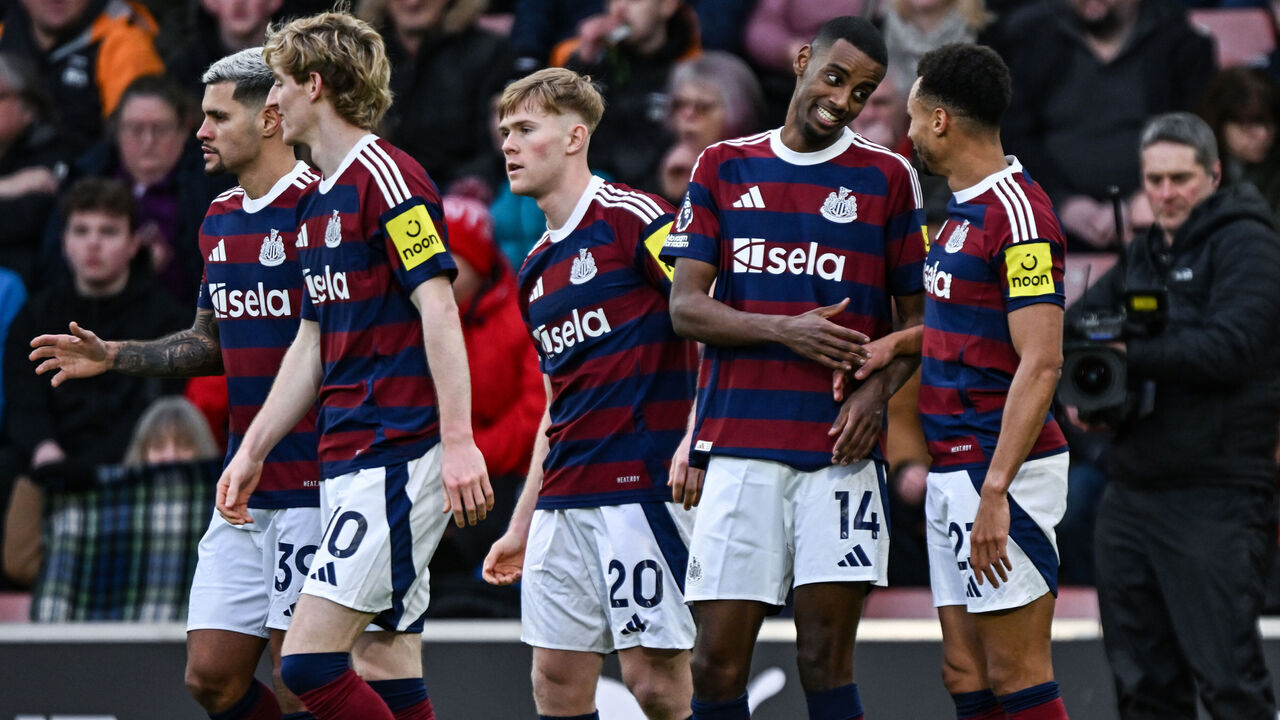 SOUTHAMPTON, ENGLAND - JANUARY 25: Alexander Isak of Newcastle United (14) celebrates with teammates after scoring his second goal during the Premier League match between Southampton FC and Newcastle United FC at St Mary's Stadium on January 25, 2025 in Southampton, England.