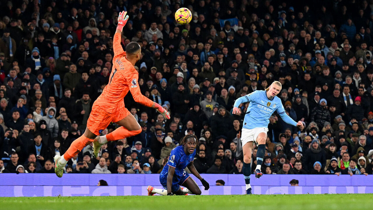 MANCHESTER, ENGLAND - JANUARY 25: Erling Haaland of Manchester City scores his team's second goal past Robert Sanchez of Chelsea during the Premier League match between Manchester City FC and Chelsea FC at Etihad Stadium on January 25, 2025 in Manchester, England.