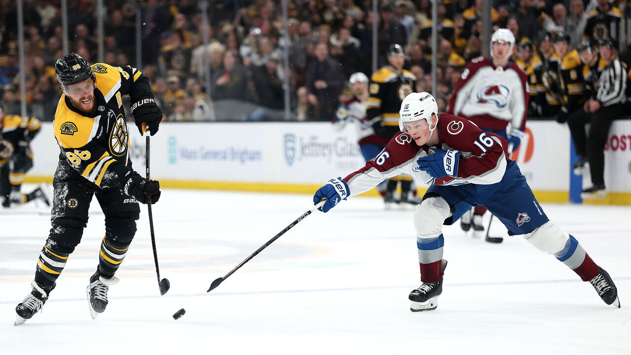 BOSTON, MASSACHUSETTS - JANUARY 25: David Pastrnak #88 of the Boston Bruins takes a shot to score against Juuso Parssinen #16 of the Colorado Avalanche during the third period at TD Garden on January 25, 2025 in Boston, Massachusetts. The Bruins defeat the Avalanche 3-1.