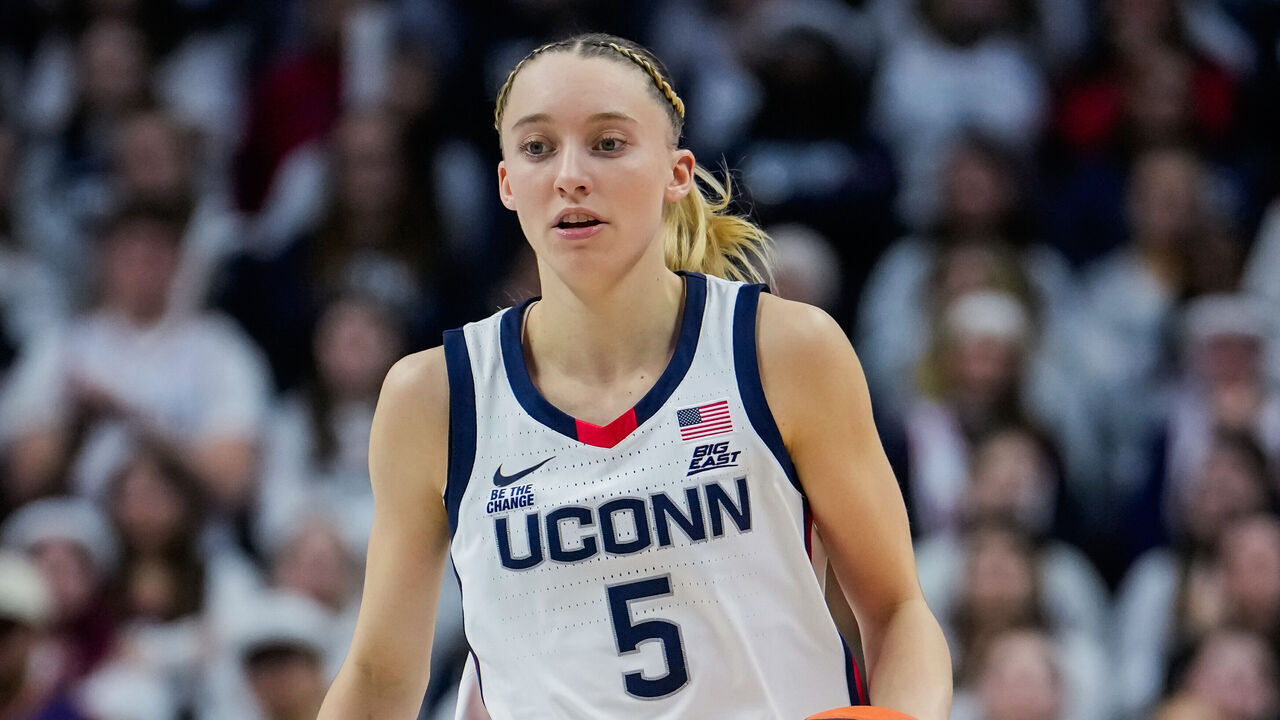 STORRS, CONNECTICUT - JANUARY 22: Paige Bueckers #5 of the Connecticut Huskies plays against the Villanova Wildcats during the second half of an NCAA women's basketball game at the Harry A. Gampel Pavilion on January 22, 2025 in Storrs, Connecticut