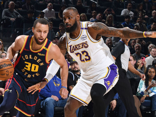 SAN FRANCISCO, CA - JANUARY 25: Stephen Curry #30 of the Golden State Warriors drives to the basket during the game against the Los Angeles Lakers on January 25, 2025 at Chase Center in San Francisco, California. NOTE TO USER: User expressly acknowledges and agrees that, by downloading and or using this photograph, user is consenting to the terms and conditions of Getty Images License Agreement. Mandatory Copyright Notice: Copyright 2025 NBAE