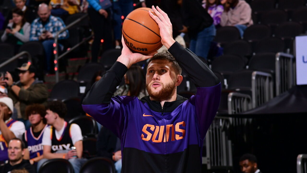 PHOENIX, AZ - JANUARY 9: Jusuf Nurkic #20 of the Phoenix Suns warms up before the game against the Atlanta Hawks on January 9, 2025 at Footprint Center in Phoenix, Arizona. Mandatory Copyright Notice: Copyright 2025 NBAE