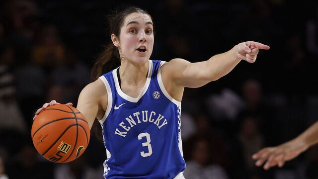 NASHVILLE, TN - JANUARY 05:Kentucky Wildcats guard Georgia Amoore (3) directs a play during a game between the Vanderbilt Commodores and Kentucky Wildcats, January 5, 2025 at Memorial Gymnasium in Nashville, Tennessee.