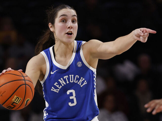 NASHVILLE, TN - JANUARY 05:Kentucky Wildcats guard Georgia Amoore (3) directs a play during a game between the Vanderbilt Commodores and Kentucky Wildcats, January 5, 2025 at Memorial Gymnasium in Nashville, Tennessee.