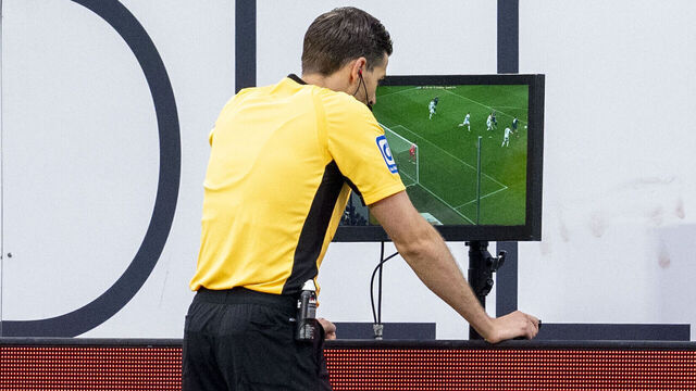 21 December 2024, North Rhine-Westphalia, Paderborn: Soccer, Bundesliga 2, SC Paderborn 07 - Karlsruher SC, Matchday 17, Home Deluxe Arena: Referee Max Burda checks the scene before the penalty kick via video assistant referee (VAR). Photo: David Inderlied/dpa - IMPORTANT NOTE: In accordance with the regulations of the DFL German Football League and the DFB German Football Association, it is prohibited to utilize or have utilized photographs taken in the stadium and/or of the match in the form of sequential images and/or video-like photo series.