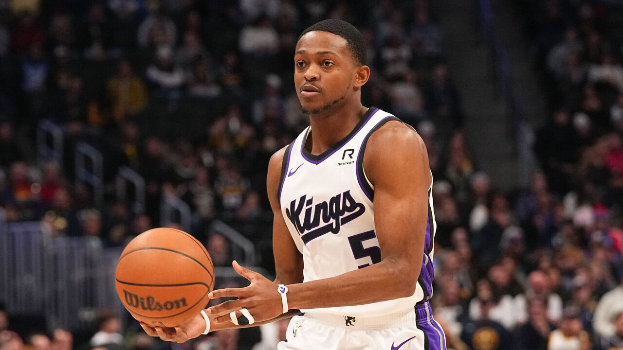 DENVER, CO - JANUARY 23: De'Aaron Fox #5 of the Sacramento Kings passes the ball during the game against the Denver Nuggets on January 23, 2025 at Ball Arena in Denver, Colorado. NOTE TO USER: User expressly acknowledges and agrees that, by downloading and/or using this Photograph, user is consenting to the terms and conditions of the Getty Images License Agreement. Mandatory Copyright Notice: Copyright 2025 NBAE
