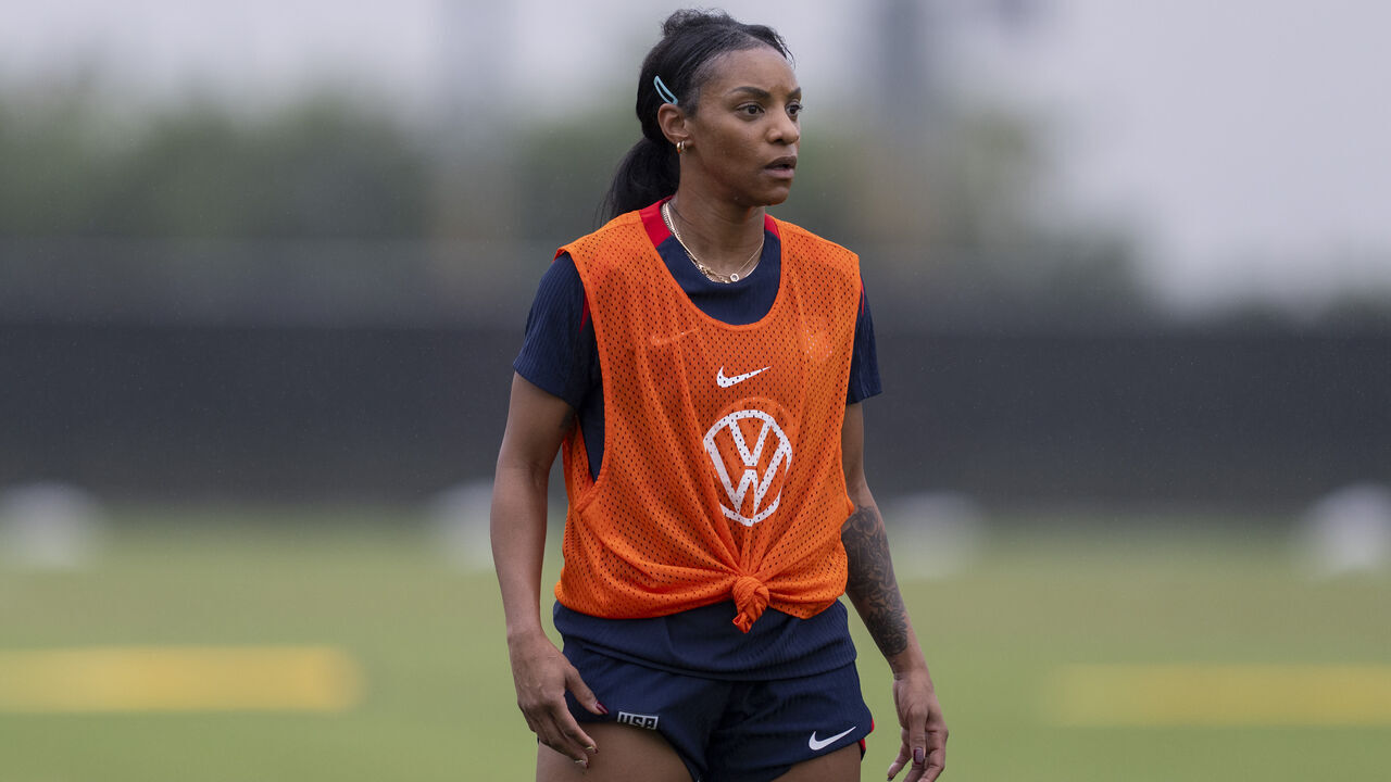 FORT LAUDERDALE, FL - JANUARY 17: Crystal Dunn of the United States looks to the ball during USWNT training at Florida Blue Training Center on January 17, 2025 in Fort Lauderdale, Florida.