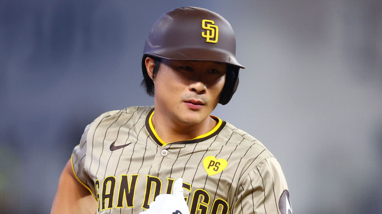 MIAMI, FLORIDA - AUGUST 11: Ha-Seong Kim #7 of the San Diego Padres rounds the bases during the ninth inning of the game against the Miami Marlins at loanDepot park on August 11, 2024 in Miami, Florida.