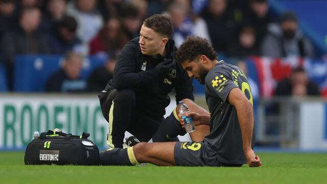 BRIGHTON, ENGLAND - JANUARY 25: Dominic Calvert-Lewin of Everton receives medical treatment for an injury and is substituted off the pitch injured during the Premier League match between Brighton & Hove Albion FC and Everton FC at Amex Stadium on January 25, 2025 in Brighton, England.