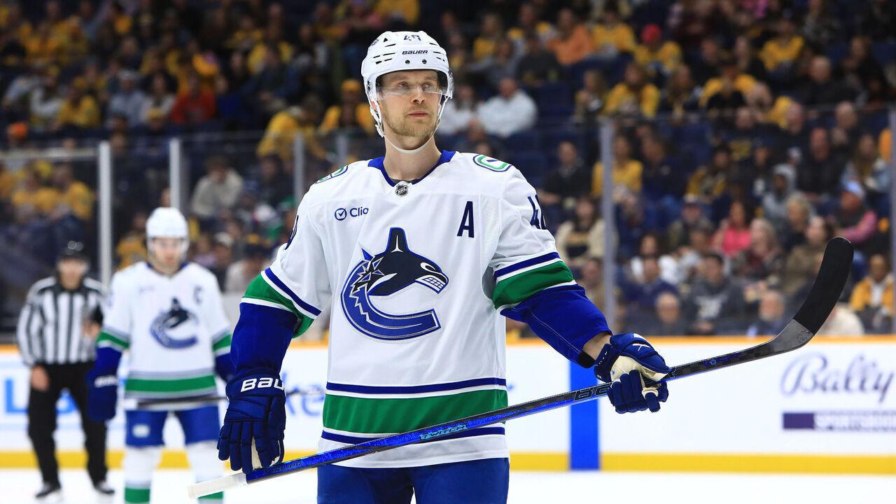 NASHVILLE, TN - JANUARY 29: Vancouver Canucks center Elias Pettersson (40) is shown during the NHL game between the Nashville Predators and Vancouver Canucks, held on January 29, 2025, at Bridgestone Arena in Nashville, Tennessee.