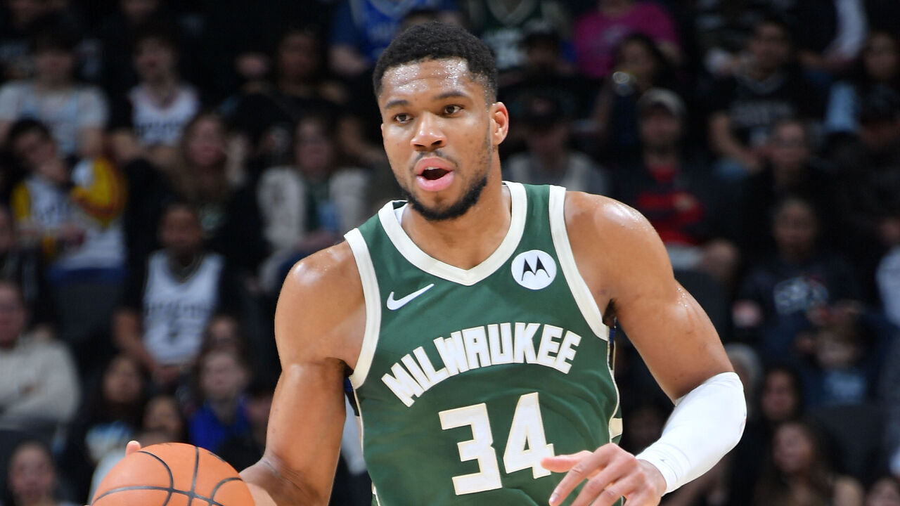 SAN ANTONIO, TX - JANUARY 31: Giannis Antetokounmpo #34 of the Milwaukee Bucks dribbles the ball during the game against the San Antonio Spurs on January 31, 2025 at the Frost Bank Center in San Antonio, Texas. Mandatory Copyright Notice: Copyright 2025 NBAE (Photos by Michael Gonzales/NBAE via Getty Images)