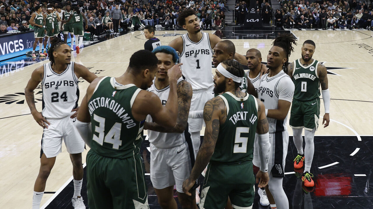 SAN ANTONIO, TX - JANUARY 31: Jeremy Sochan #10 of the San Antonio Spurs restrains Giannis Antetokounmpo #34 of the Milwaukee Bucks from going after Chris Paul #3 in the second half at Frost Bank Center on January 31, 2025 in San Antonio, Texas. NOTE TO USER: User expressly acknowledges and agrees that, by downloading and or using this photograph, User is consenting to terms and conditions of the Getty Images License Agreement.