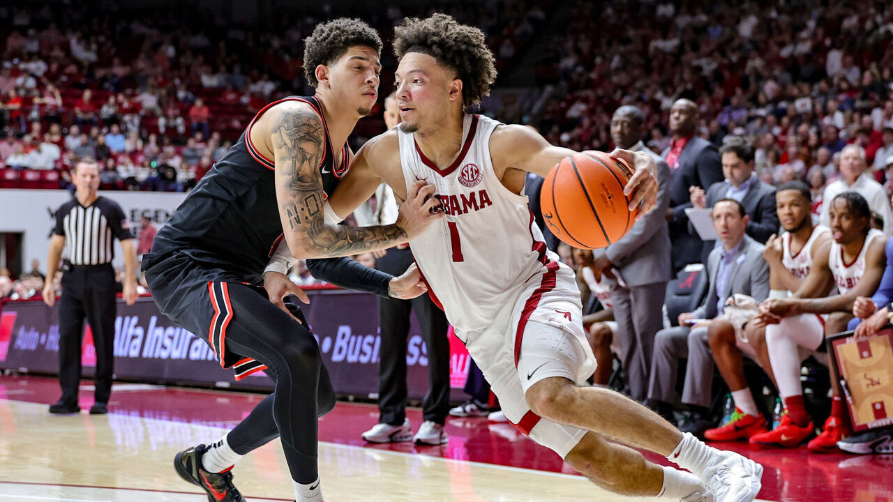 TUSCALOOSA, ALABAMA - FEBRUARY 1: Mark Sears #1 of the Alabama Crimson Tide drives to the basket during the second half against Dakota Leffew #1 of the Georgia Bulldogs at Coleman Coliseum on February 1, 2025 in Tuscaloosa, Alabama.