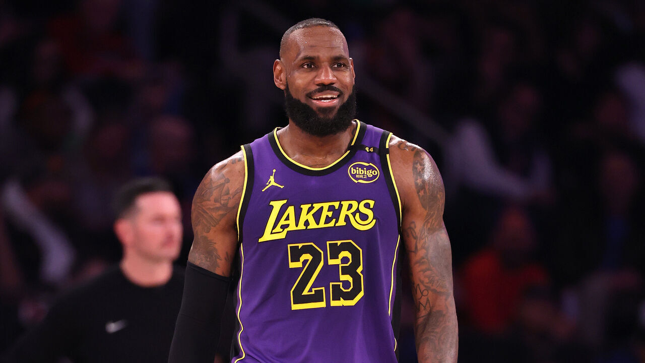 NEW YORK, NEW YORK - FEBRUARY 01: LeBron James #23 of the Los Angeles Lakers in action against the New York Knicks during their game at Madison Square Garden on February 01, 2025 in New York City. User expressly acknowledges and agrees that, by downloading and or using this photograph, User is consenting to the terms and conditions of the Getty Images License Agreement.