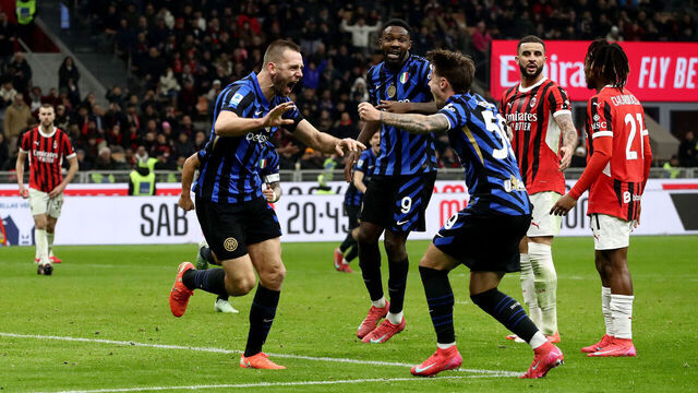 MILAN, ITALY - FEBRUARY 02: Stefan de Vrij of FC Internazionale celebrates scoring his team's first goal during the Serie A match between AC Milan and FC Internazionale at Stadio Giuseppe Meazza on February 02, 2025 in Milan, Italy.
