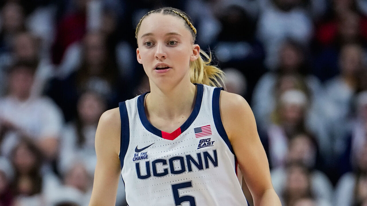 STORRS, CONNECTICUT - JANUARY 22: Paige Bueckers #5 of the Connecticut Huskies plays against the Villanova Wildcats during the second half of an NCAA women's basketball game at the Harry A. Gampel Pavilion on January 22, 2025 in Storrs, Connecticut