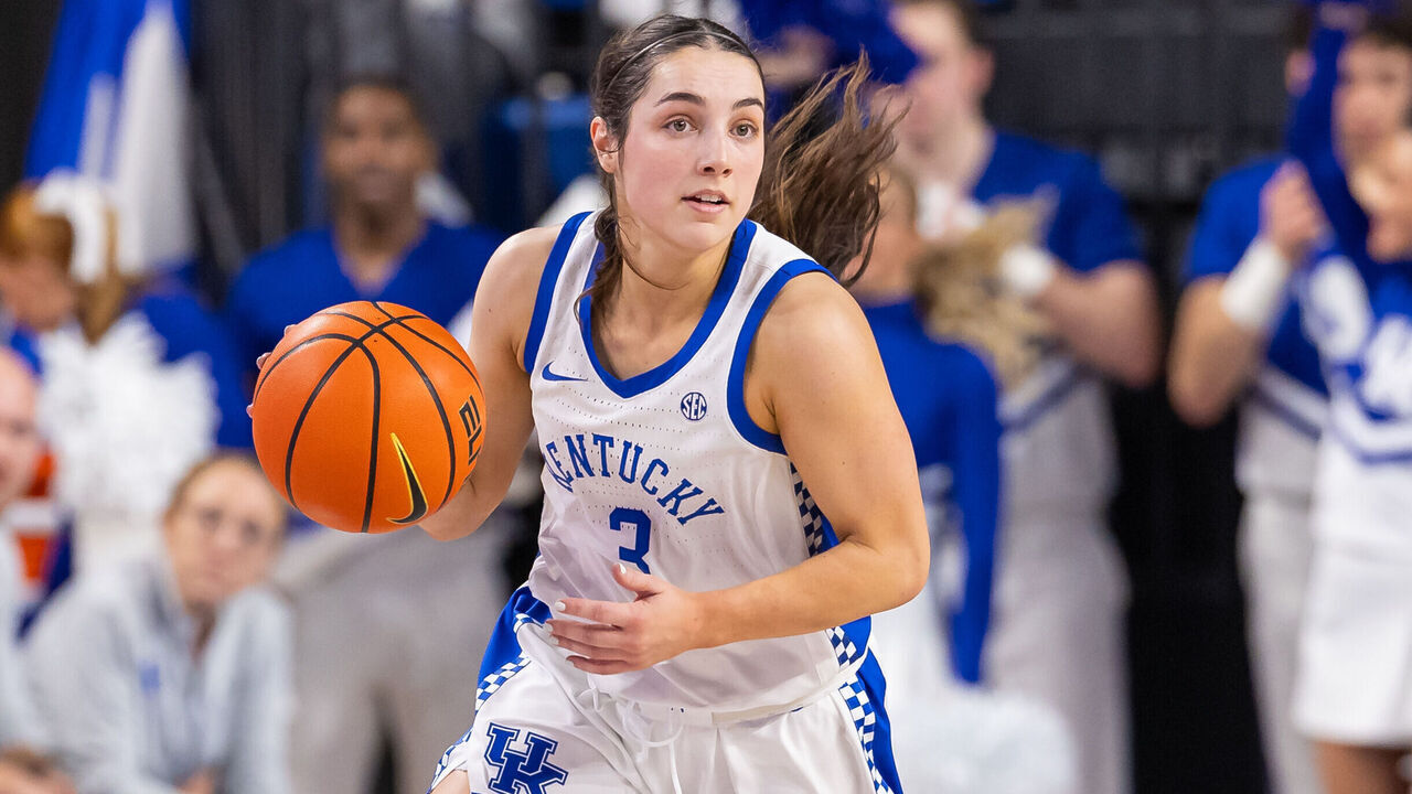 LEXINGTON, KENTUCKY - JANUARY 30: Georgia Amoore #3 of the Kentucky Wildcats brings the ball up court during the game against the Alabama Crimson Tide at Memorial Coliseum on January 30, 2025 in Lexington, Kentucky.