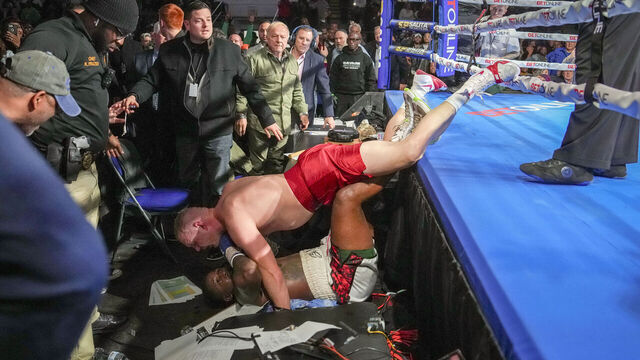 Moore, Lacy crash through table to end fight on Shields | theScore
