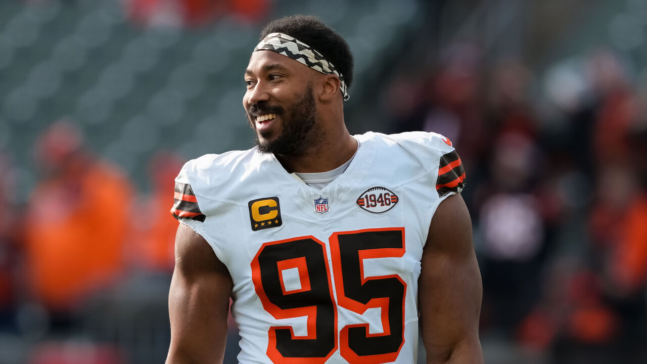 CINCINNATI, OHIO - DECEMBER 22: Myles Garrett #95 of the Cleveland Browns warms up before the game against the Cincinnati Bengals at Paycor Stadium on December 22, 2024 in Cincinnati, Ohio.