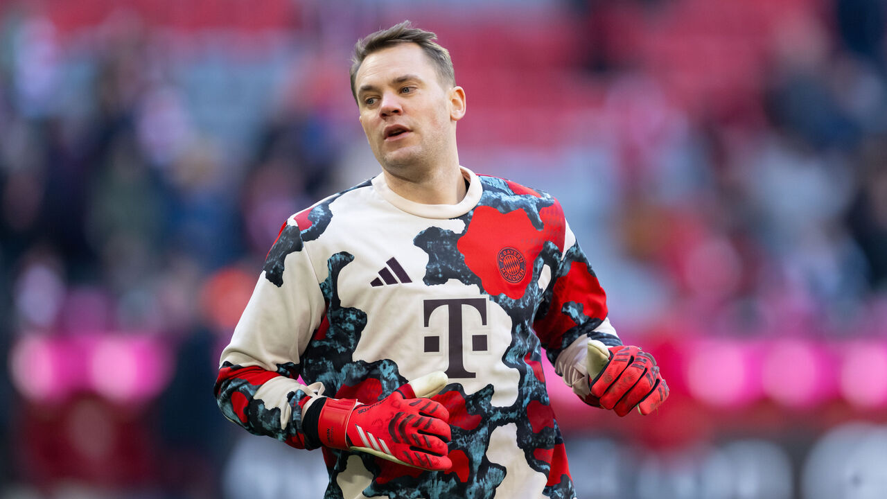 01 February 2025, Bavaria, Munich: Soccer: Bundesliga, Bayern Munich - Holstein Kiel, matchday 20 at the Allianz Arena. Munich goalkeeper Manuel Neuer warms up. Photo: Sven Hoppe/dpa - IMPORTANT NOTE: In accordance with the regulations of the DFL German Football League and the DFB German Football Association, it is prohibited to utilize or have utilized photographs taken in the stadium and/or of the match in the form of sequential images and/or video-like photo series.