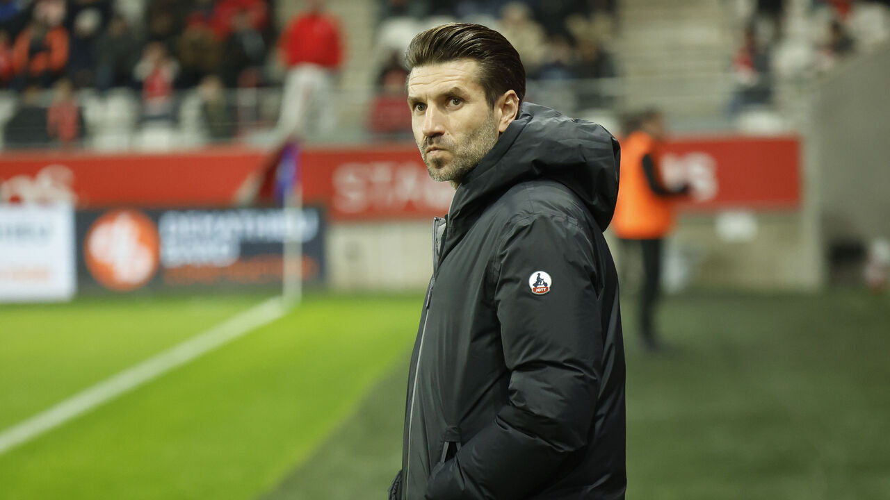 REIMS, FRANCE - JANUARY 11: Coach of Stade de Reims Luka Elsner during the Ligue 1 football match between Stade de Reims (SR) and OGC Nice (OGCN) at Stade Auguste Delaune on January 11, 2025 in Reims, France.