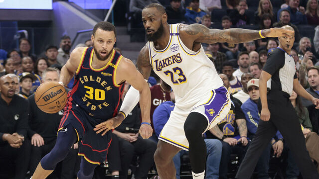Golden State Warriors guard Stephen Curry (30) drives to the hoop against Los Angeles Lakers forward LeBron James (23) in the first quarter during an NBA game at Chase Center in San Francisco, Saturday, Jan. 25, 2025.