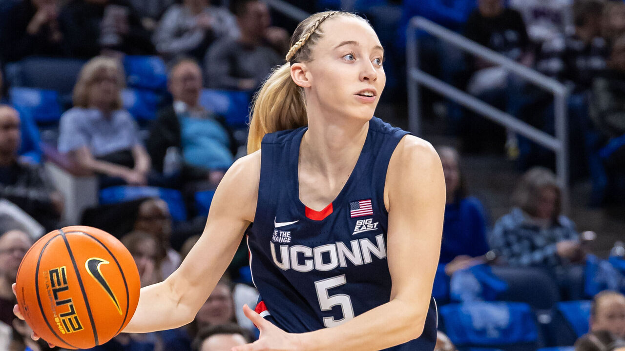 CHICAGO, ILLINOIS - JANUARY 29: Paige Bueckers #5 of the UConn Huskies drives to the basket during the game against the DePaul Blue Demons at Wintrust Arena on January 29, 2025 in Chicago, Illinois.