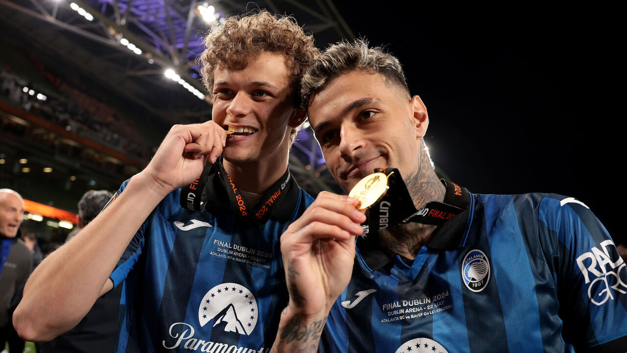 DUBLIN, IRELAND - MAY 22: Giorgio Scalvini and Gianluca Scamacca of Atalanta celebrate with their Winners' medals following the 3-0 victory in the UEFA Europa League 2023/24 final match between Atalanta BC and Bayer 04 Leverkusen at Dublin Arena on May 22, 2024 in Dublin, Ireland.