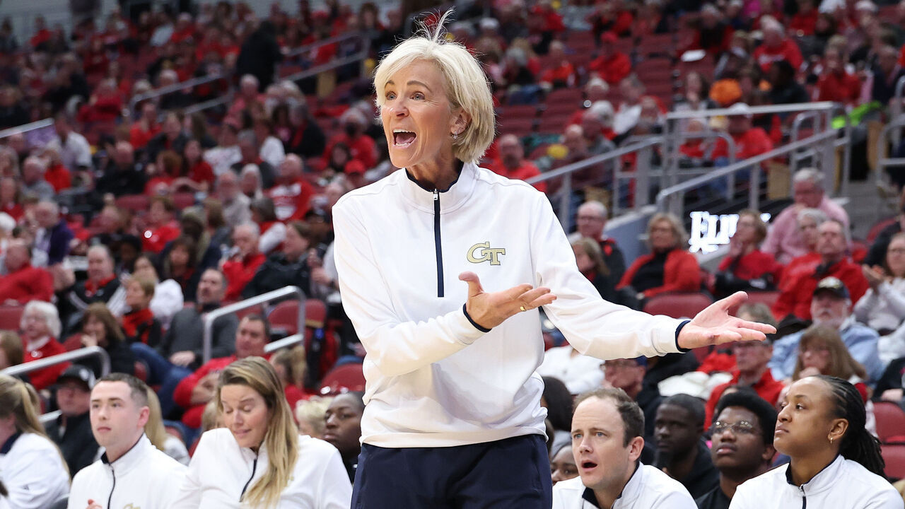 LOUISVILLE, KENTUCKY - JANUARY 12: Nell Fortner the head coach of the Georgia Tech Yellow Jackets gives instructions to her team against the Louisville Cardinals at KFC YUM! Center on January 12, 2025 in Louisville, Kentucky.