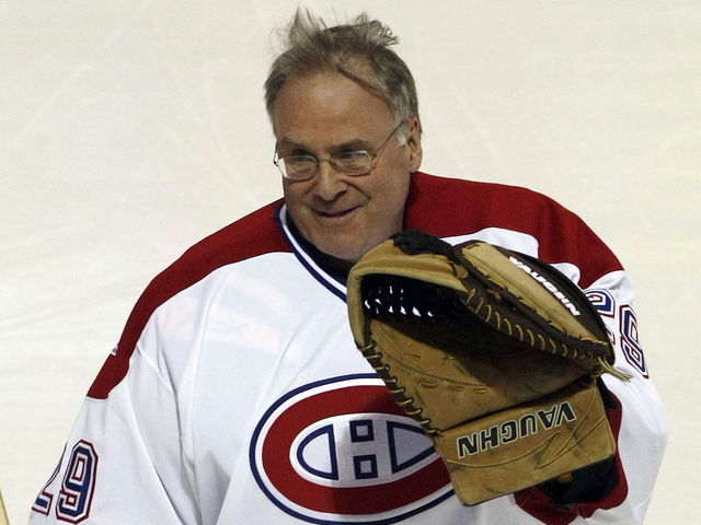 VIDEO: Canadiens legend Ken Dryden hands Carey Price the torch during opening ceremony