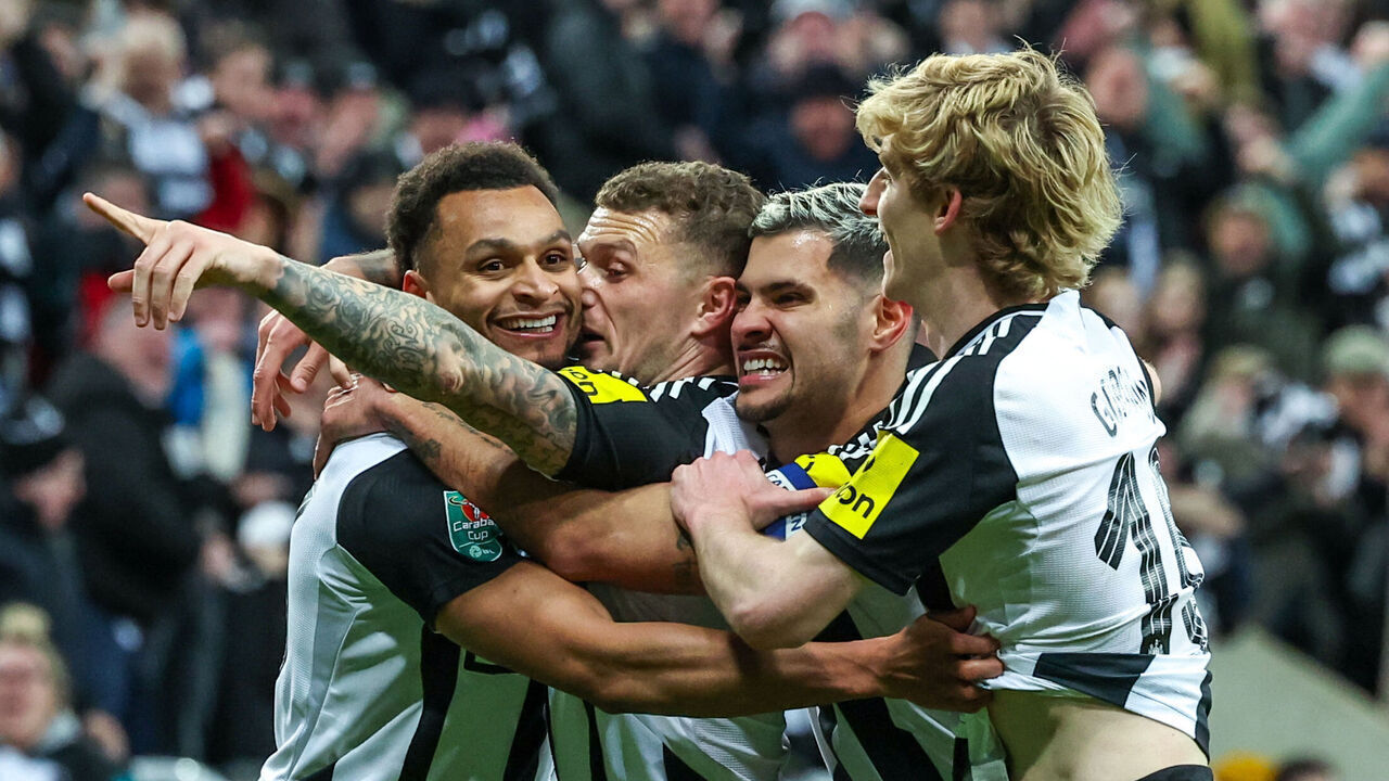 NEWCASTLE UPON TYNE, ENGLAND - FEBRUARY 5: Newcastle United's Jacob Murphy celebrates scoring the opening goal during the Carabao Cup Semi Final Second Leg match between Newcastle United and Arsenal at St James' Park on February 5, 2025 in Newcastle upon Tyne, England.