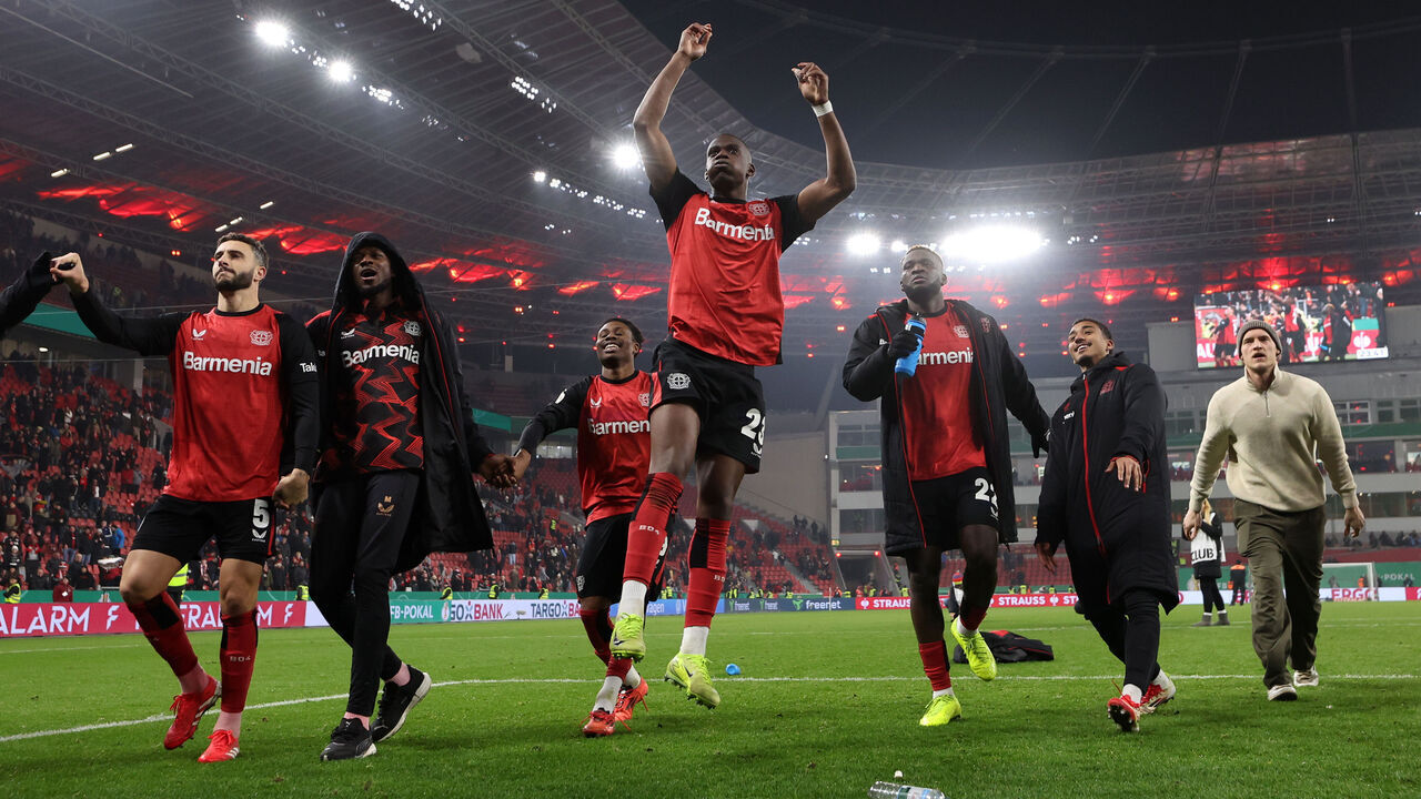 LEVERKUSEN, GERMANY - FEBRUARY 05: Players of Bayer 04 Leverkusen celebrate victory following the DFB Cup quarterfinal match between Bayer 04 Leverkusen and 1. FC Köln at BayArena on February 05, 2025 in Leverkusen, Germany.