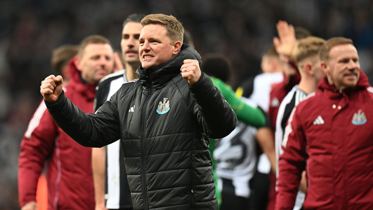 NEWCASTLE UPON TYNE, ENGLAND - FEBRUARY 05: Eddie Howe, Manager of Newcastle United, celebrates victory following the Carabao Cup Semi Final Second Leg match between Newcastle United and Arsenal at St James' Park on February 05, 2025 in Newcastle upon Tyne, England.