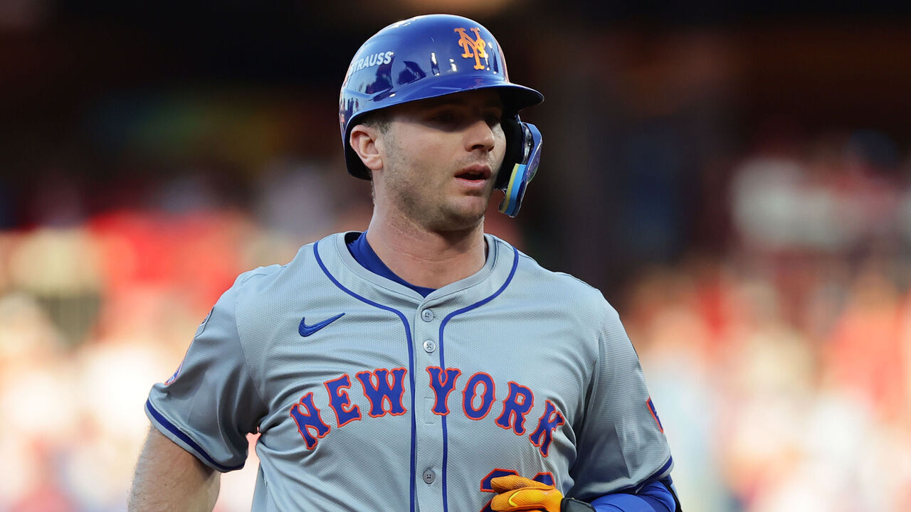 PHILADELPHIA, PENNSYLVANIA - OCTOBER 06: Pete Alonso #20 of the New York Mets runs the bases after hitting a solo home run during the sixth inning against the Philadelphia Phillies in Game Two of the Division Series at Citizens Bank Park on October 06, 2024 in Philadelphia, Pennsylvania.