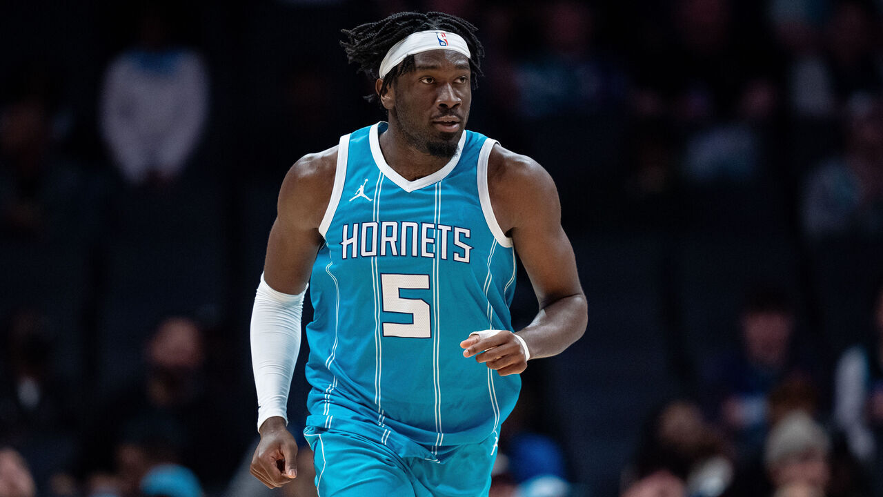 CHARLOTTE, NORTH CAROLINA - FEBRUARY 03: Mark Williams #5 of the Charlotte Hornets plays against the Washington Wizards during their game at Spectrum Center on February 03, 2025 in Charlotte, North Carolina.