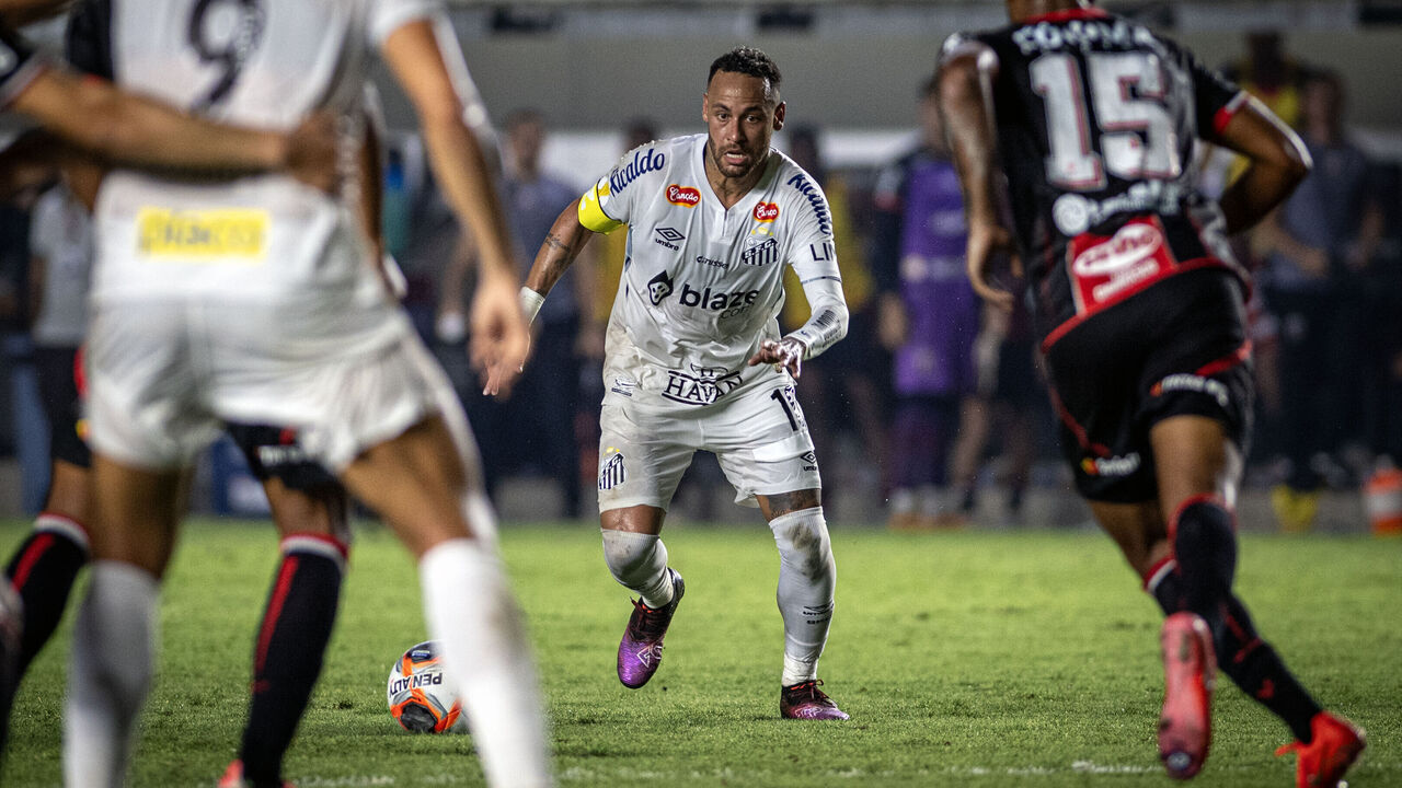 SANTOS, BRAZIL - FEBRUARY 5: Neymar of Santos controls the ball during the Campeonato Paulista 2025 match between Santos and Botafogo at Urbano Caldeira Stadium (Vila Belmiro) on February 5, 2025 in Santos, Brazil.