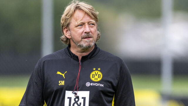 01 August 2024, Switzerland, Bad Ragaz: Soccer: Bundesliga, start of Borussia Dortmund's training camp in Switzerland: squad planner Sven Mislintat takes to the pitch. Photo: David Inderlied/dpa