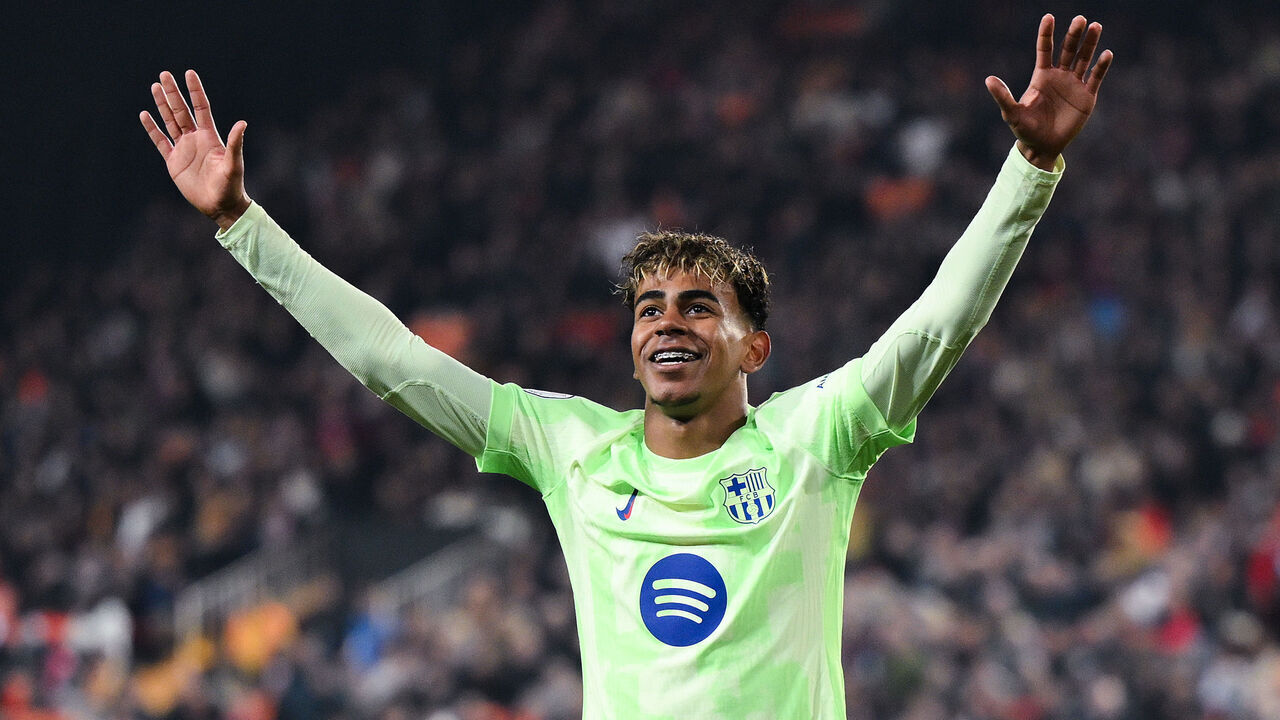 VALENCIA, SPAIN - FEBRUARY 06: Lamine Yamal of FC Barcelona celebrates scoring his team's fifth goal during the Copa del Rey quarter-final match between Valencia CF and FC Barcelona at the Estadio Mestalla on February 06, 2025 in Valencia, Spain.