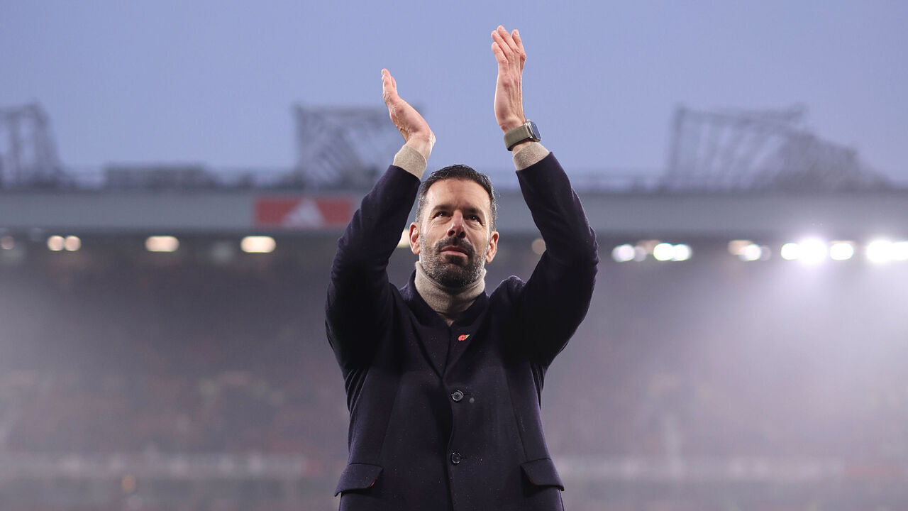 MANCHESTER, ENGLAND - NOVEMBER 10: Manchester United interim manager Ruud van Nistelrooy applauds the support after the Premier League match between Manchester United FC and Leicester City FC at Old Trafford on November 10, 2024 in Manchester, England.